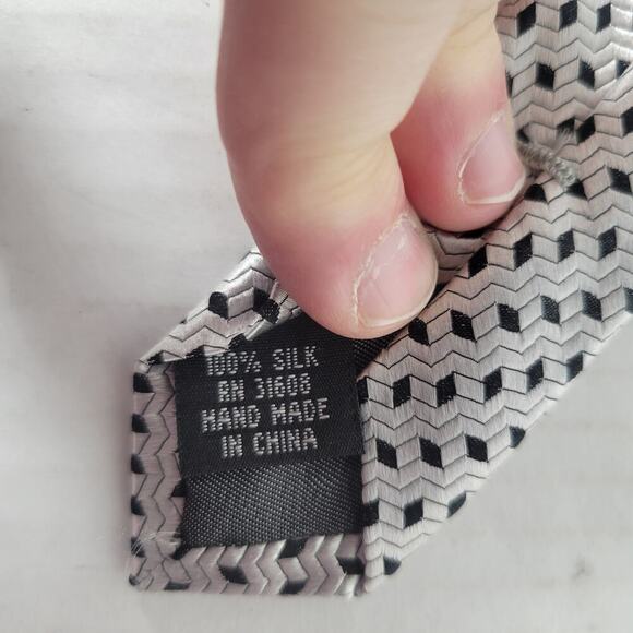 Jos. A. Bank 100% Silk Silver Metallic Special Occasion Work Business 58" Tie - Picture 5 of 5